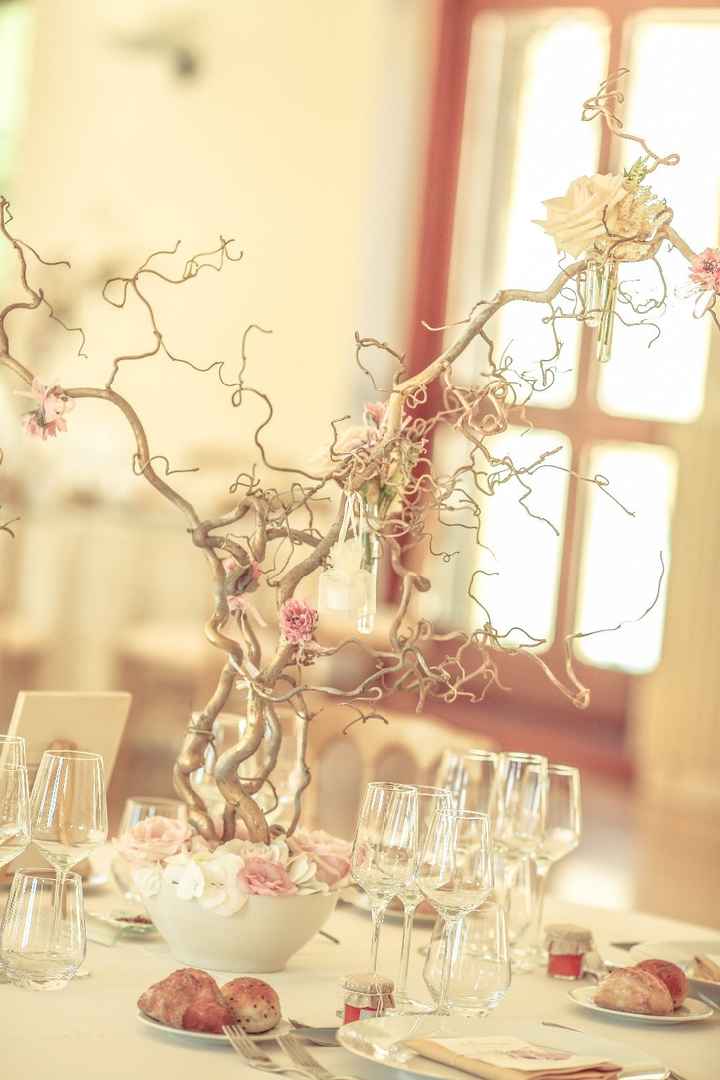 Centre de table que j'ai fait moi même puis fleuri par une fleuriste