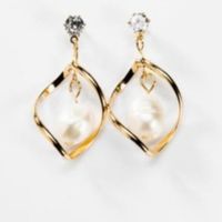 Changement de boucles d'oreilles - 1