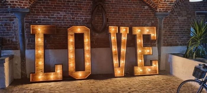 Des lettres géantes lumineuses pour ton mariage 💖 2
