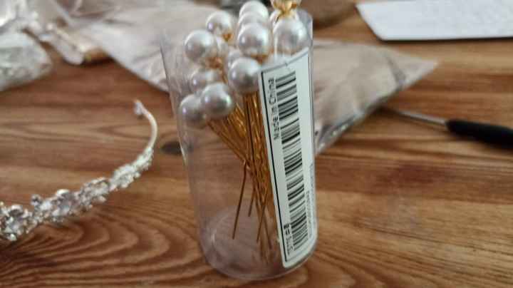 Coiffure et accessoires. - 1