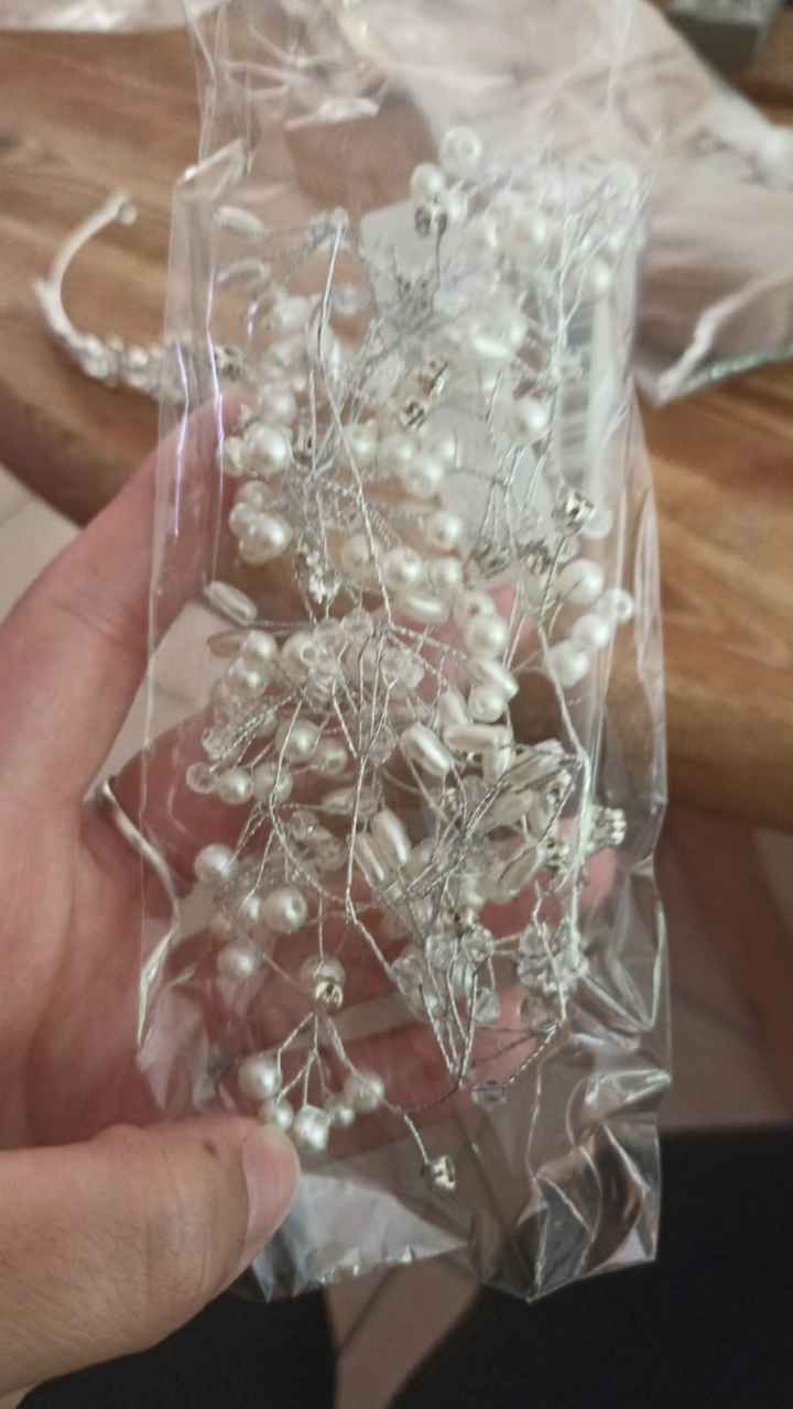 Coiffure et accessoires. - 1