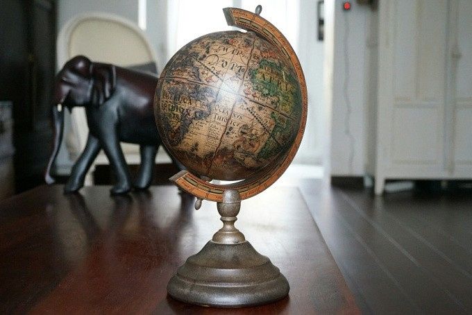 - Une mappemonde (vintage si possible)