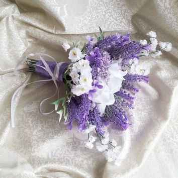 Idée DIY bouquet avec fausse fleurs sur les tons de la lavande