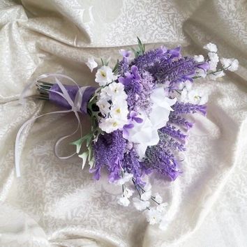 Idée DIY bouquet avec fausse fleurs sur les tons de la lavande