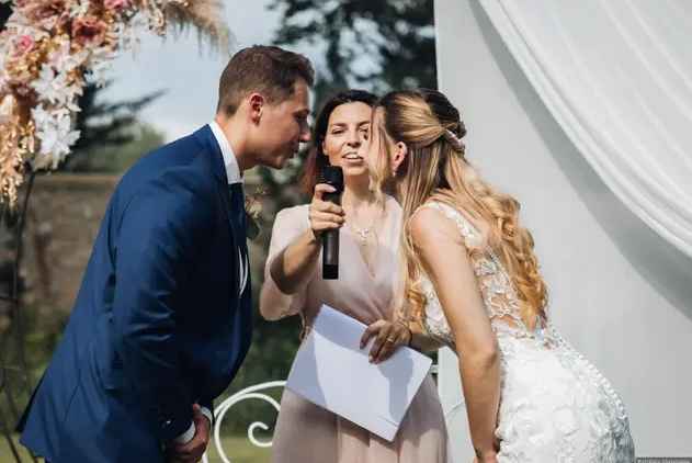 Qui anime votre cérémonie laïque : proche ou officiant ? 🎤💝 - 1