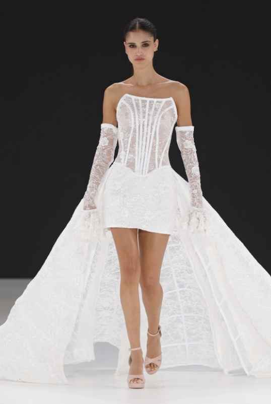 Tendance robe de mariée 2026 : le bustier transparent ? ✨💕 - 1
