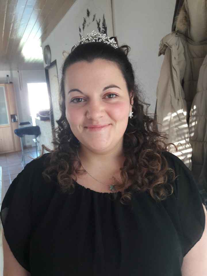 coiffure face, avec la tiare ^^