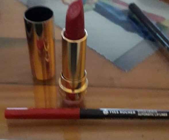 Jarretière et rouge à lèvres - 2