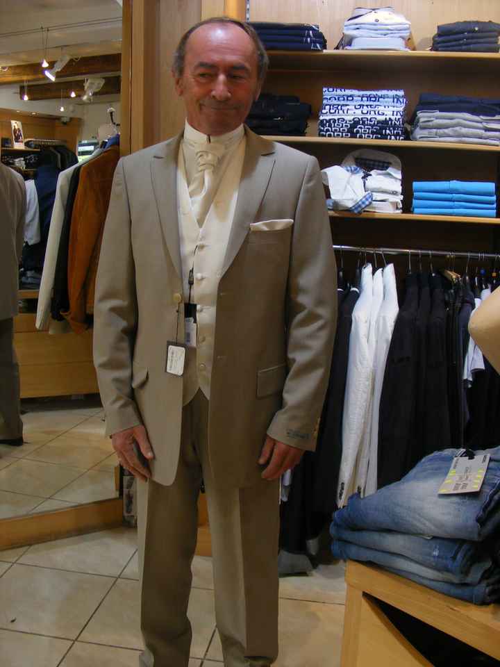 Popa en costume