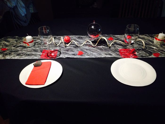 Essai deco table  gris et rouge - 3