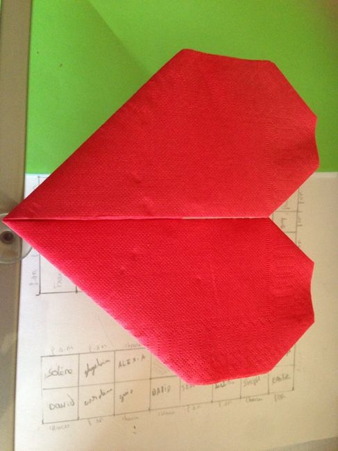 Essai pliage de serviette rouge cœur - 1
