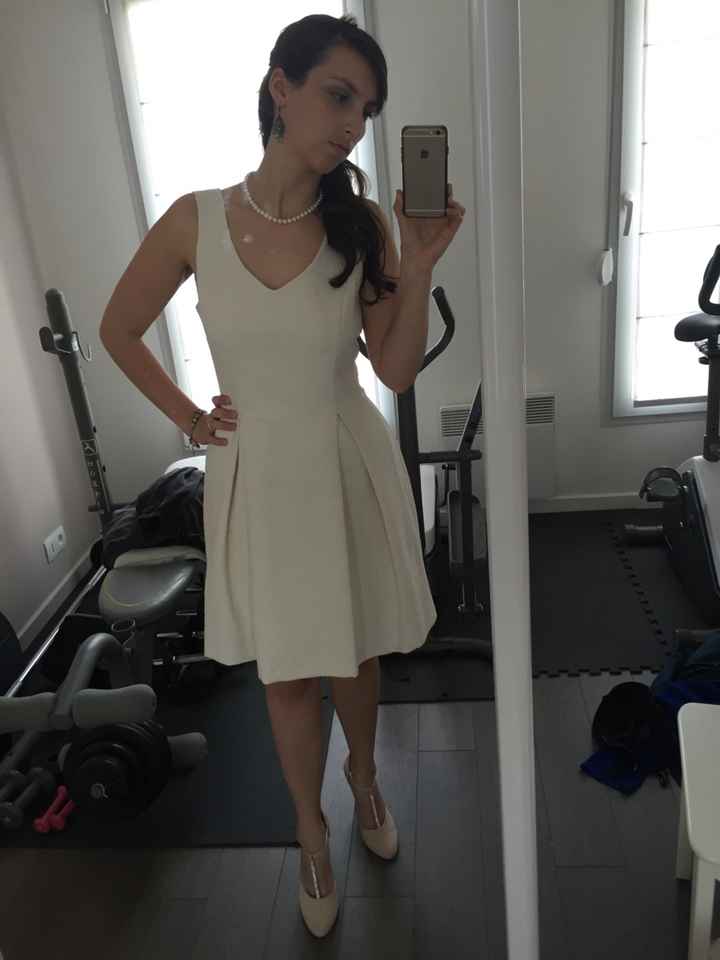 Robe de secours ou du lendemain et chaussures - 1