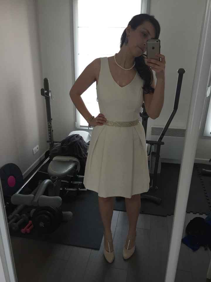 Robe de secours ou du lendemain et chaussures - 2