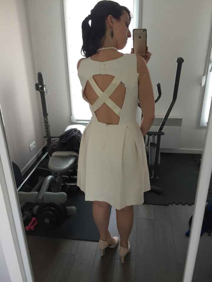 Robe de secours ou du lendemain et chaussures - 3