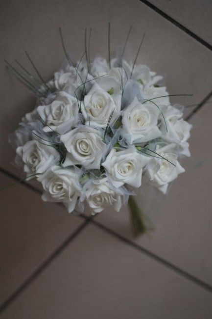 Bouquet roses blanches tulle