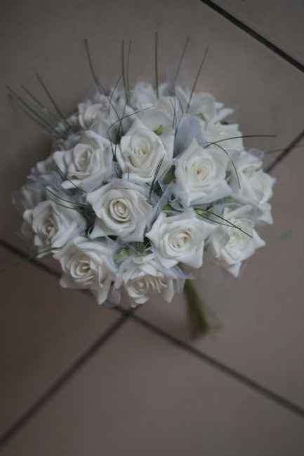 Bouquet roses blanches tulle