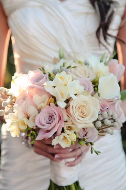 Bouquet de freesias comme symbole de la grâce et roses pour l'amour