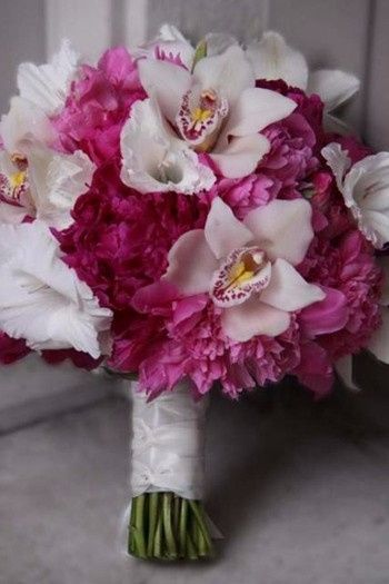 Bouquet cymbidium ( genre d'orchidée ) et rose fuschia