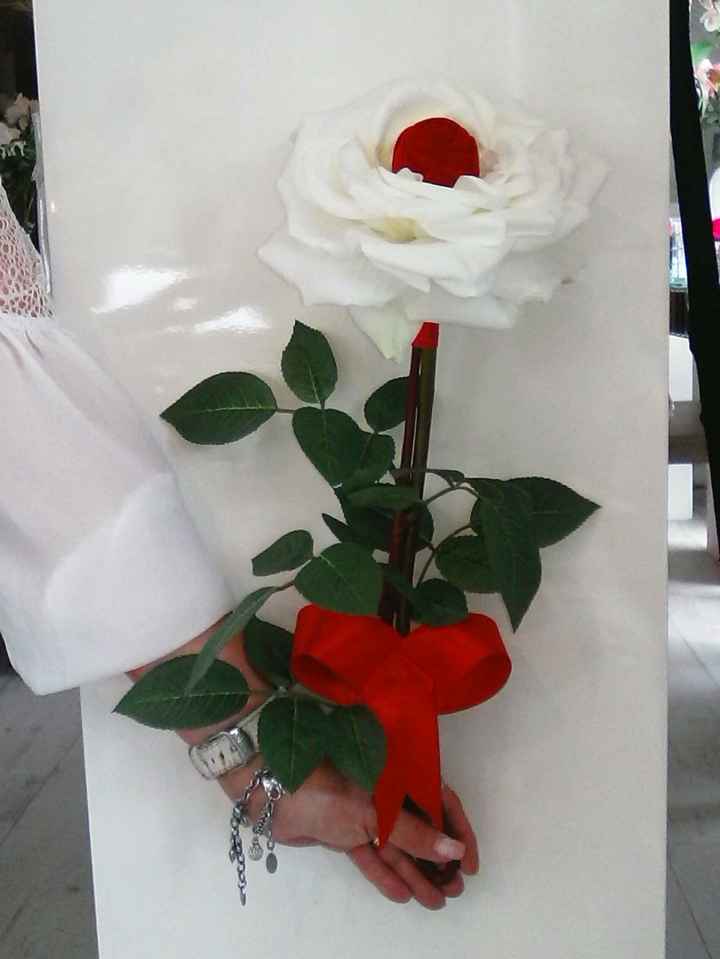 Ecrin rose rouge dans rose blanche