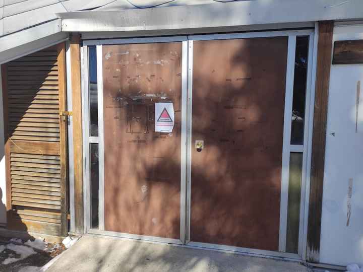 Cacher / décorer les portes de la salle des fêtes ? - 1