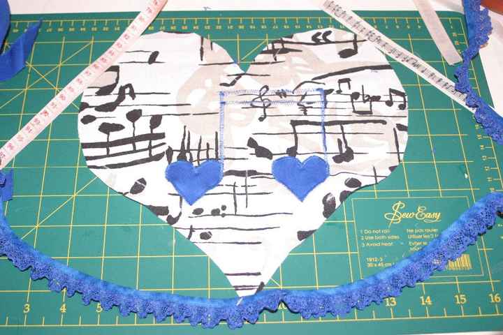 On découpe le coeur, ainsi que des coeurs plus petits, on fait des appliqués, des petits points zig-