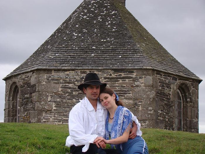 Devant la chapelle