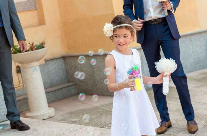  "Bouquet/bombe à cotillon pour petite fille" ou pistolet à bulles ?