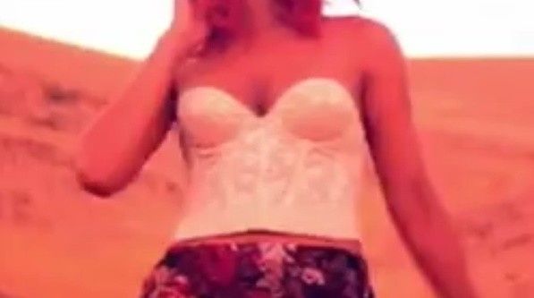 Le même bustier que Ryhanna