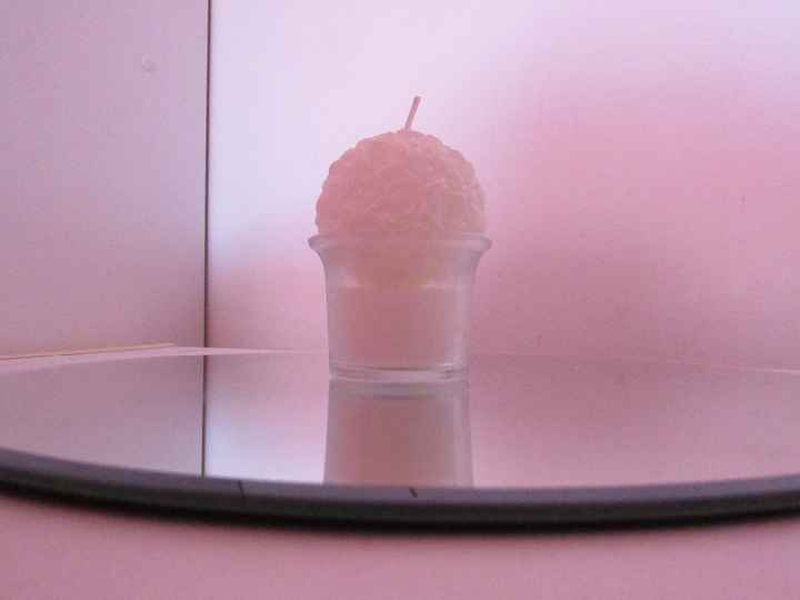 Miroir rond à poser sur la table et bougie rosier