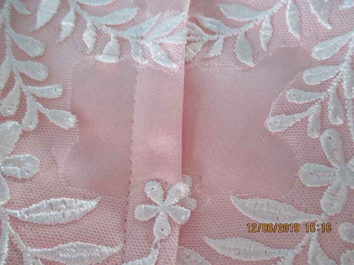 Sur le bustier, dentelle découpée et recousue direct sur le tissu (c'est partout pareil sur l'ensemb