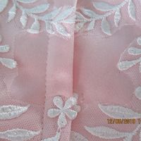 Sur le bustier, dentelle découpée et recousue direct sur le tissu (c'est partout pareil sur l'ensemb