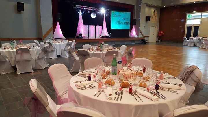 salle avec mise en place dj