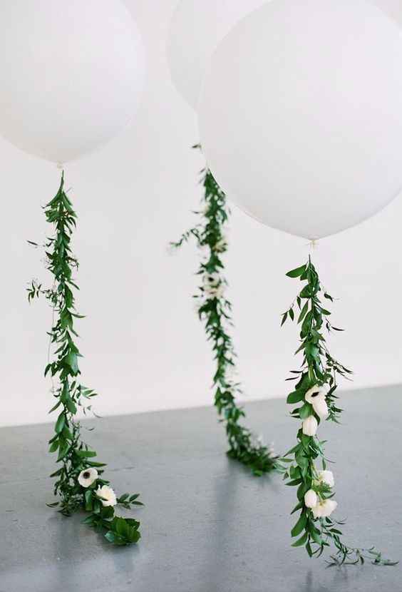 Ballons géants et verdure 
