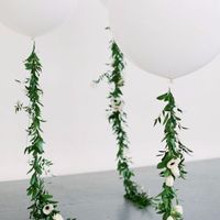 Ballons géants et verdure 