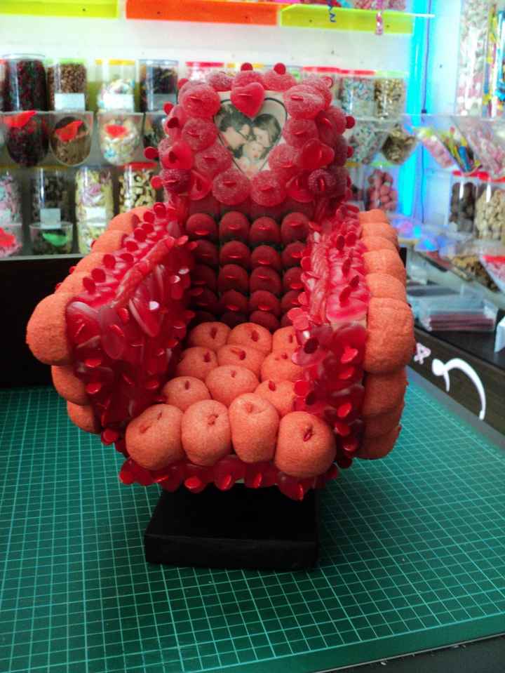 Des centres de tables en siège de bonbons.