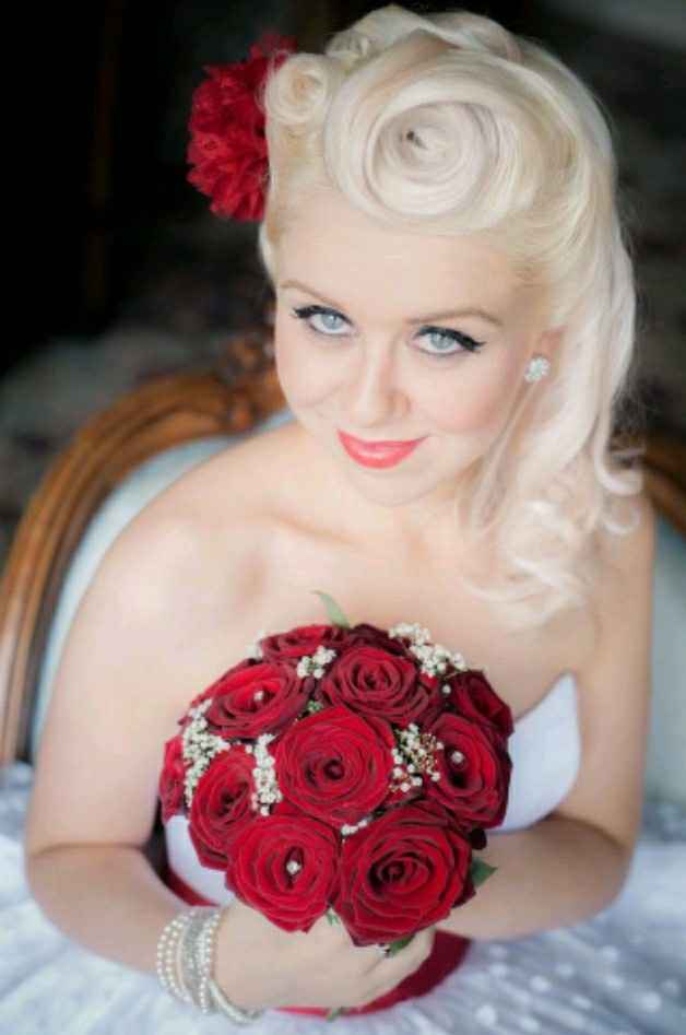 Thème année 50 j'ai une robe sirène à votre avis accessoire et quoi comme coiffure et bouquet - 5