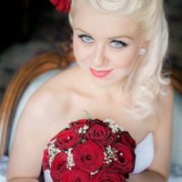 Thème année 50 j'ai une robe sirène à votre avis accessoire et quoi comme coiffure et bouquet - 5