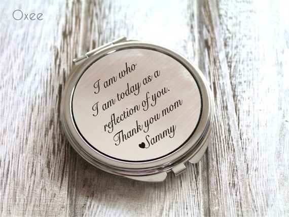 Un miroir de poche gravé