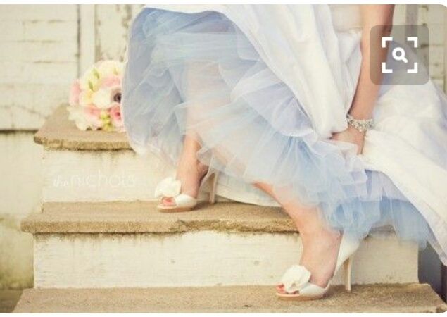 Robes de mariée avec une touche de couleur...  y'a que les imbéciles qui ne changent pas d'avis ! - 