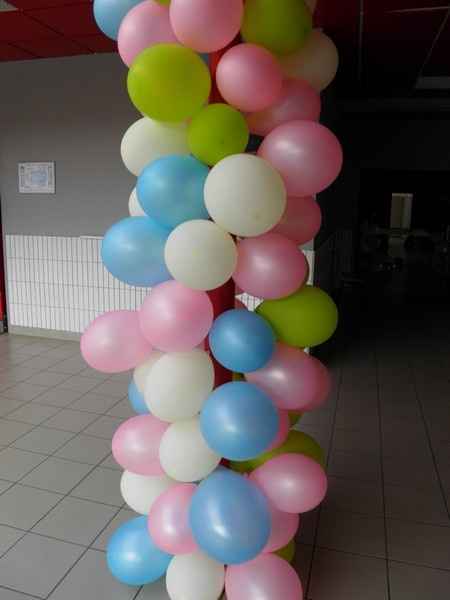 ballons ivoires, bleus et verts