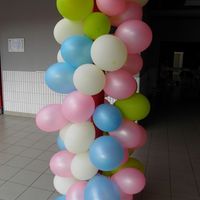 ballons ivoires, bleus et verts