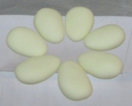 des dragées à l'amande  40 % couleur ivoire