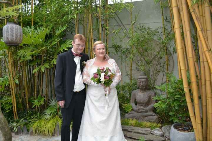 photos de mariage dans le jardin zen sous une pluie fine