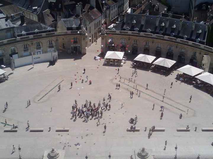Lacher de ballons des jeunes mariés