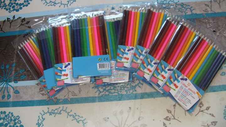 Et les crayons pour la table des enfants !!