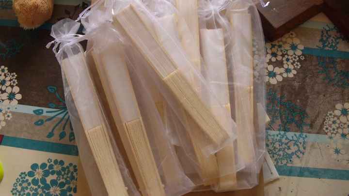 Eventails repliés dans leurs sachets