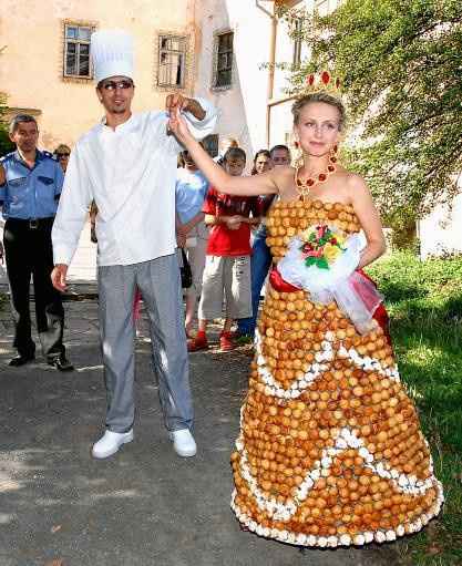 Pièce montée 5 et robe de mariée