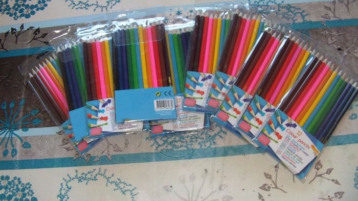 Et les crayons pour la table des enfants !!