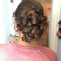 chignon bouclé sur cheveux aux épaules