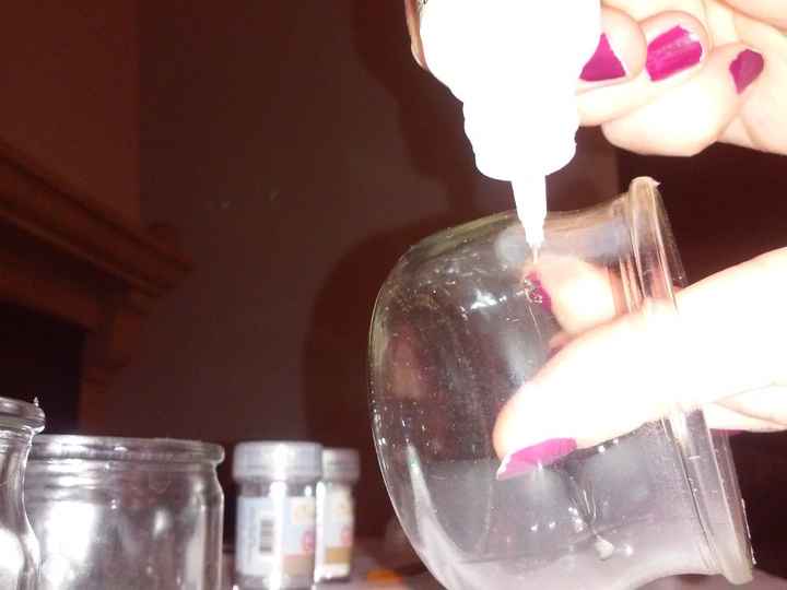 Déposez de la colle sur le pourtour de votre pot en quantité suffisante